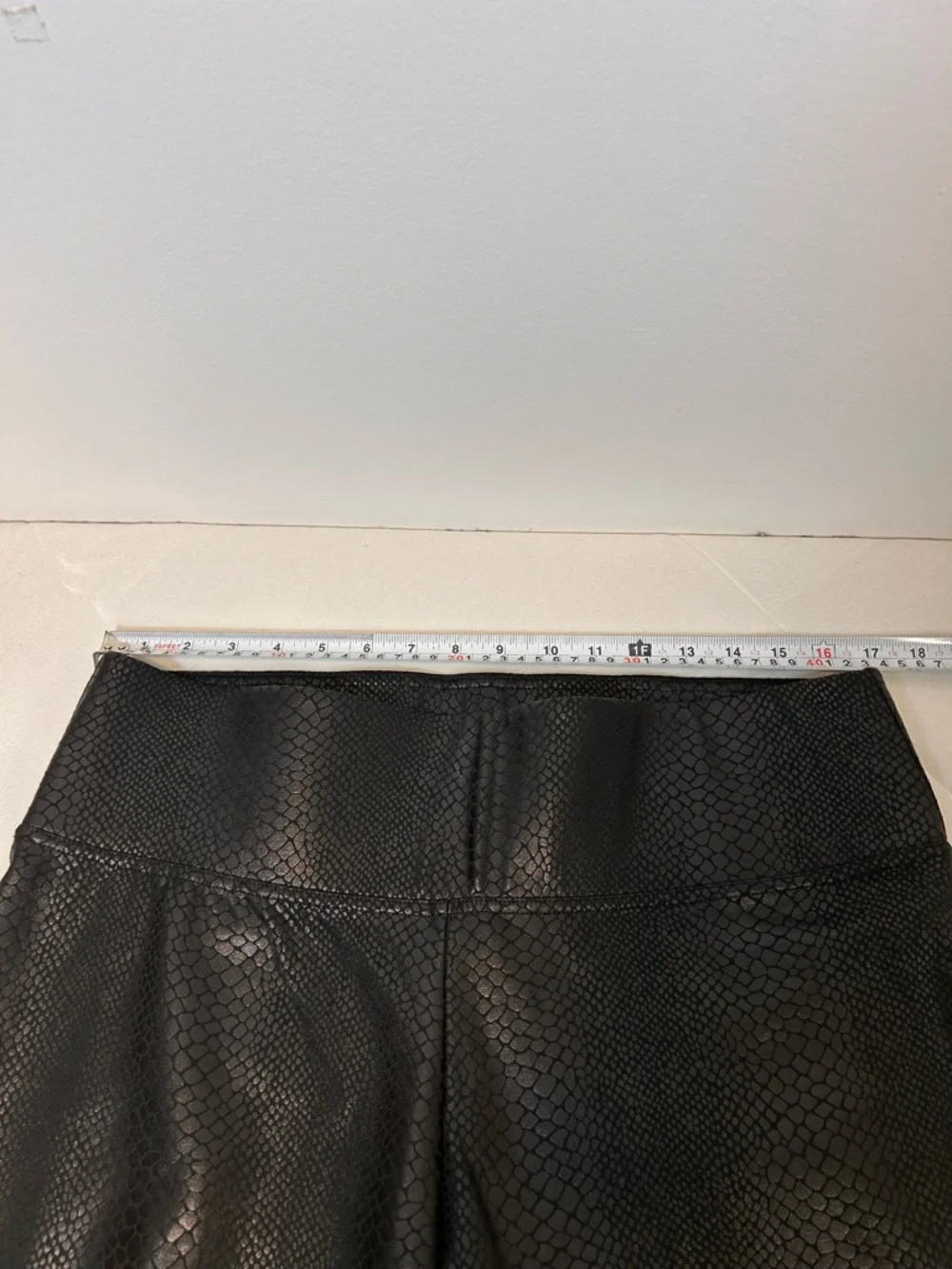 Vince Camuto black snakeskin embossed faux‎ leather leggings Women’s Large